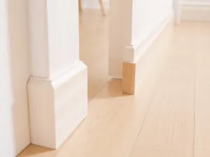 Jakie listwy przypodłogowe do jasnej podłogi? Praktyczne porady